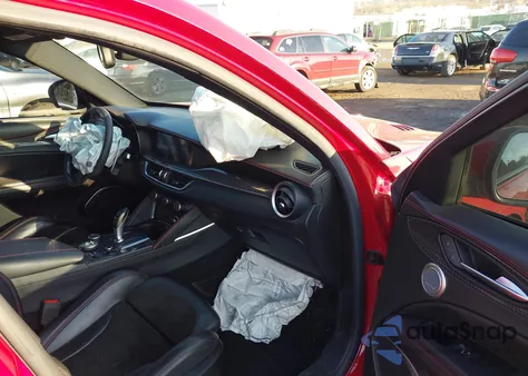 2018 Alfa Romeo Stelvio Quadrifoglio Awd z USA, uszkodzony, nr VIN ZASFAKEVXJ7C20401